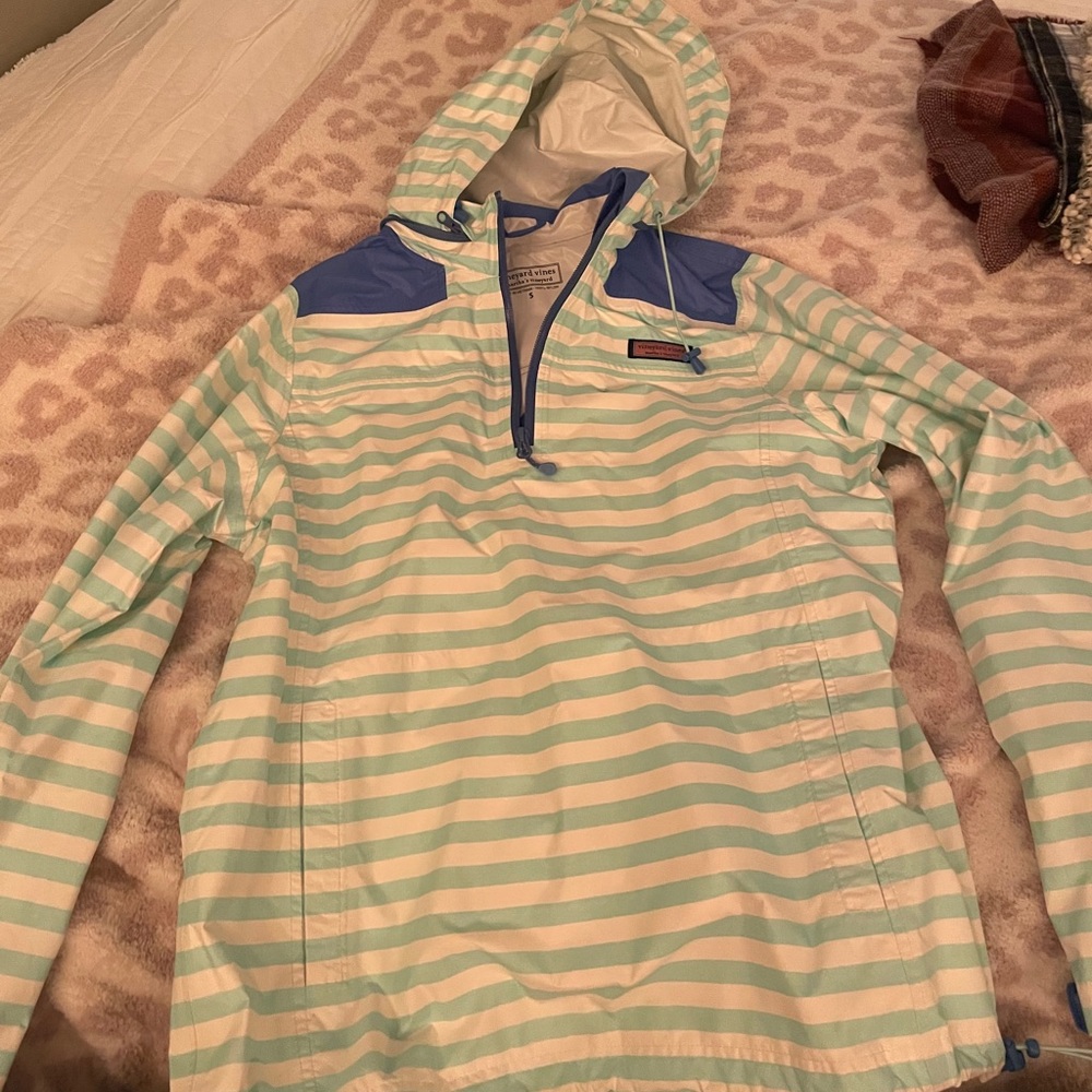 Women’s small vineyard wines wind break rain coat